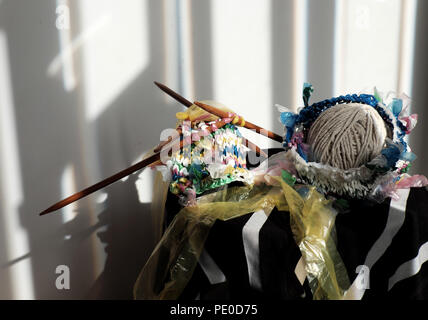 Cut nylon tasche in Garn und in den Warenkorb stricken, gute Idee nylon tasche zu recyceln, die Umweltbelastung zu verringern Stockfoto