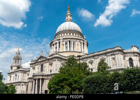 Die berühmte St. Pauls Kathedrale in London an einem sonnigen Tag Stockfoto