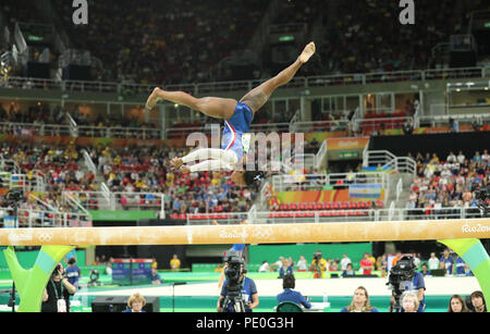 Olympiasieger Simone Biles der Vereinigten Staaten konkurrieren auf dem Schwebebalken bei Frauen rund-um-Gymnastik in Rio 2016 Stockfoto