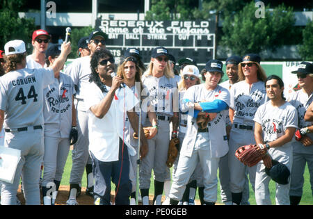 LOS ANGELES, Ca - 14. Juni: Musiker Layne Staley von Alice in Chains, Little Richard und Sänger Jani Lane, RAPPER DIE JUNGE MC T.J. teilnehmen Martell profitieren Baseballspiel am 14. Juni 1992 an Dedeaux Feld in Los Angeles, Kalifornien. Foto von Barry King/Alamy Stock Foto Stockfoto