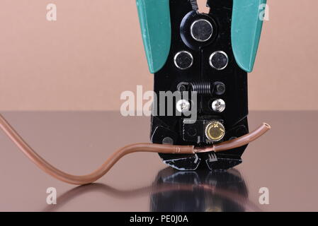 Electric Tool Abisolierer mit Kabel Nahaufnahme Stockfoto