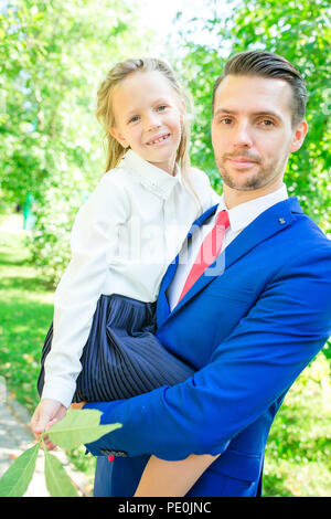 Junger Vater und Tochter kommen zu schulen. Adorable Little girl Gefühl sehr aufgeregt über Zurück zu Schule Stockfoto