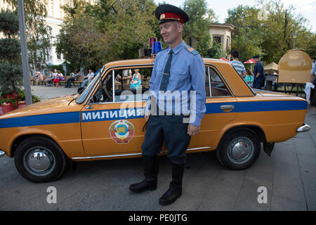 Historische Rekonstruktion der Arbeit der sowjetischen Polizei in Zentrum von Moskau während der "Zeit und Epoche" historisches Fest, Russland Stockfoto