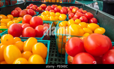 Nahaufnahme der kleinen Korb mit Tomaten zum Verkauf Stockfoto