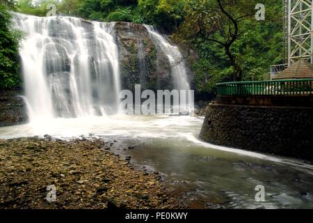 ANTIPOLO CITY, Philippinen - August 7, 2018: Hinulugang Taktak Naturpark in Taktak Straße, Antipolo City, Philippinen. Ein Naturpark mit den Hinu Stockfoto