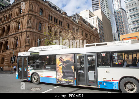 Sydney Bus in der Bridge Street, vorbei an den Chief Secretarys Gebäude, das Zentrum von Sydney, Australien Stockfoto