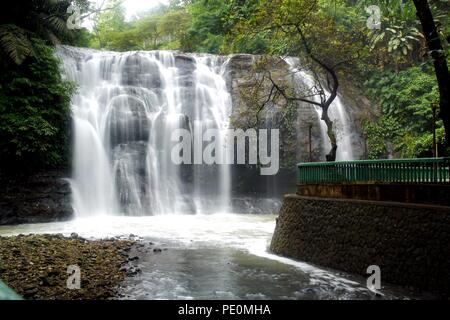 ANTIPOLO CITY, Philippinen - August 7, 2018: Hinulugang Taktak Naturpark in Taktak Straße, Antipolo City, Philippinen. Ein Naturpark mit den Hinu Stockfoto