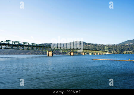 Lange gerade Metall Fachwerk Hood River heben Weiß Lachs Transport Brücke mit zwei Türme zum Anheben gewölbte Abschnitt über Columbia River in Stockfoto