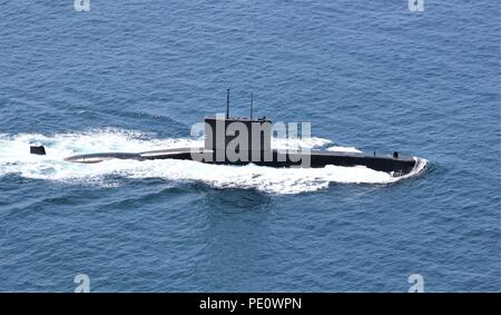 Pazifik (Aug. 3, 2018) der Chilenischen u-boot CS Simpson (SS 21) führt eine beschichtete Transit während der Routinemäßigen unterwegs arbeiten, während in den USA der 3. Flotte als Teil der Vollelektrischer U-Initiative (DESI), Aug. 3 bereitgestellt. (U.S. Marine Foto per Hubschrauber Maritime Strike Squadron (HSM) 49) Stockfoto