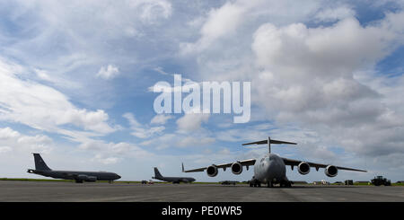 Eine C-17 Globemaster III von den schweren Airlift Wing, Pápa, Ungarn, und zwei KC-135 Stratotankers vom 100 Luftbetankung Flügel, Royal Air Force Mildenhall, England, sitzen auf der Flightline in Keflavik, Island, 31. Juli 2018, zur Unterstützung des NATO-isländischen Air Surveillance Mission. Die 493Rd Expeditionary Fighter Squadron in allen die Ausrüstung, die benötigt wird, um die vollständige IAS-Mission aus, um die Installation zu betreiben geflogen. (U.S. Air Force Foto/Staff Sgt. Alex Fox Echols III) Stockfoto