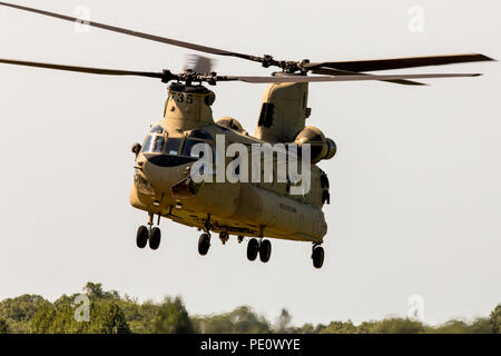 Ein U.S. Army CH-47 Chinook Hubschrauber hebt ab während Leapfest 2018 an der Universität von Rhode Island in West Kingston, R.I., Aug 5, 2018. Leapfest ist der größte und am längsten bestehende, internationale statische Linie Fallschirm Training und Wettbewerb veranstaltet vom 56. Truppe den Befehl, Rhode-Island Army National Guard, hohe technische Ausbildung zu fördern und Korpsgeist innerhalb der internationalen Gemeinschaft in der Luft. Über 300 Fallschirmjäger aus neun verschiedenen Ländern werden in diesem Jahr teilnehmen. (U.S. Armee Foto: Staff Sgt. Justin S. Morelli) Stockfoto