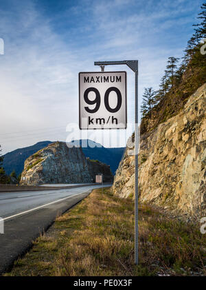 Tempolimit Zeichen mit Rechts halten sich im Hintergrund neben einer Autobahn. Stockfoto