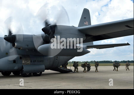 Soldaten an der Massachusetts National Guard, 3-126 th Aviation Battalion, Deplane aus einer C-130H Hercules Flugzeugen zugewiesen, während der übung Northern Strike an Äsche Army Airfield, Mich., Nov. 8. Northern Strike ist eine robuste militärische Bereitschaft Übung durch die Michigan Army National Guard verfügt über gemeinsame und multi-nationalen Streitkräfte gemeinsam für gesamtkraft Integration koordiniert. (U.S. Air Force Foto von Tech. Sgt. Liliana Moreno) Stockfoto