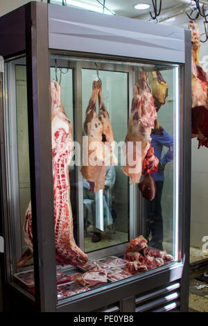 11. Mai 2018 einen Bestand von Lamm und Tierkörper von Schafen in einem kleinen buthers Shop in der arabischen Viertel der Altstadt von Jerusalem, Israel Stockfoto