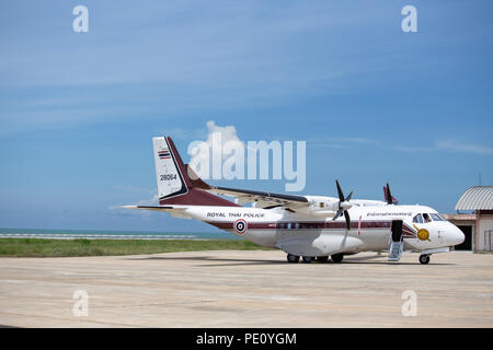 Hua Hin, Thailand - Mai 21,2018: CASA/IPTN KN--235-220 M Nr. 28064 Königlich Thailändische Polizei auf dem Hua Hin Airport mit Meer und blauer Himmel. CN-235 ist ein MEDIU Stockfoto