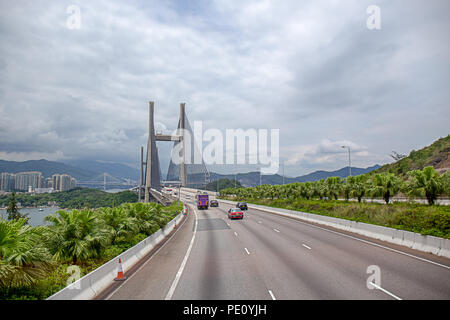 Kap Shui Mun Brücke zwischen Ma Wan Island und die Insel Lantau in Hongkong, China auf der Straße mit Himmel Hintergrund und kopieren Raum Stockfoto