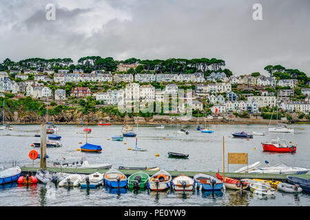 Ein Bild aus Cornwall Polruan auf einem grauen regnerischen Tag genommen, aber die bunten Boote und Gebäude von Fowey Stadt über die Flussmündung. Stockfoto