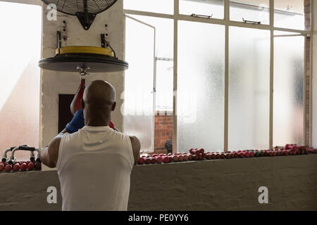 Mann Stanzen der Speed Bag im Fitness Studio Stockfoto