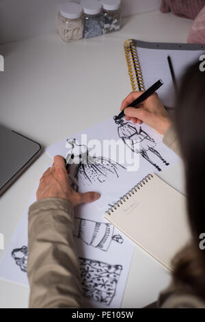 Fashion Designer Sketche im Design Studio Stockfoto