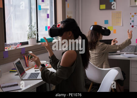 Modedesigner mit Virtual reality Headset im Büro Stockfoto