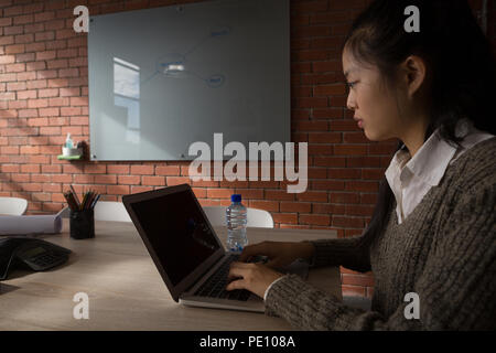 Führungskraft mit Laptop im Konferenzraum Stockfoto