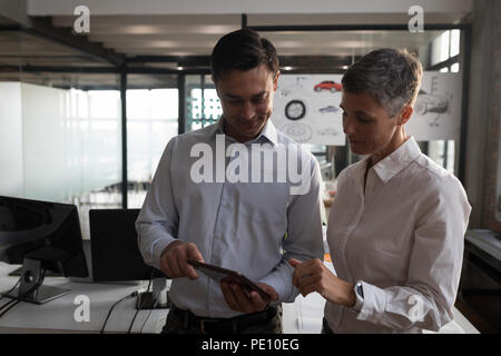 Geschäftskollegen diskutieren über digital-Tablette Stockfoto