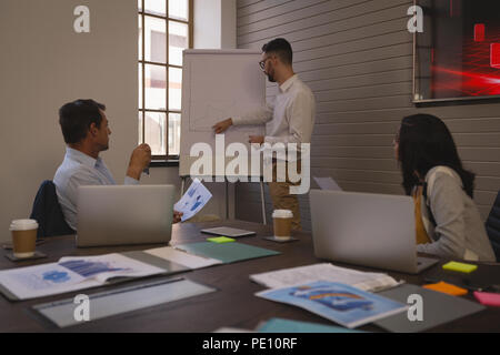 Geschäftsmann eine Präsentation auf dem Whiteboard chart im Konferenzraum Stockfoto