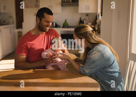 Eltern, die ihre Jungen füttern zu Hause Stockfoto