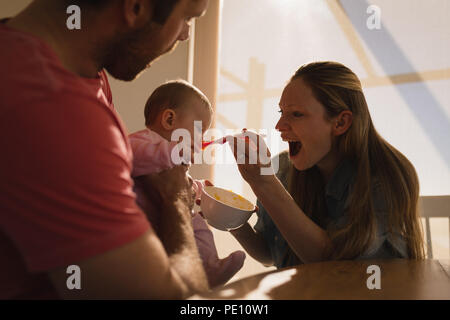 Eltern, die ihre Jungen füttern zu Hause Stockfoto
