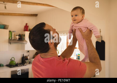 Vater spielt mit seinem Baby boy Stockfoto