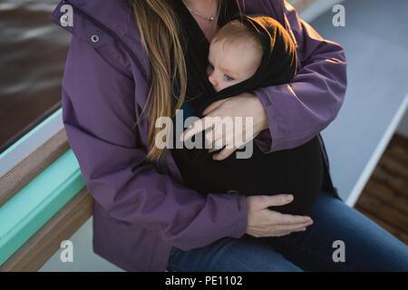 Mutter hält ihr Baby boy Stockfoto
