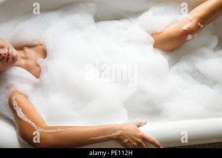 Die Frau in der Badewanne, Badewanne Stockfoto