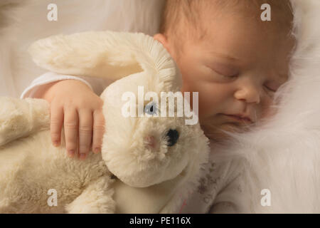 Neugeborene schlafen auf Baby Bett Stockfoto