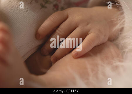 Neugeborene schlafen auf Baby Bett Stockfoto