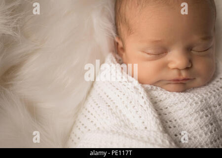 Neugeborene schlafen auf Baby Bett Stockfoto