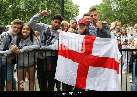 Deutsche Touristen mit England Flagge für das englische Fußballteam, außerhalb der Downing Street. Später heute, England spielt Kroatien im zweiten FIFA WM-Halbfinale. Die Gewinner werden Frankreich im Finale am Sonntag, den 15. Juli 2018 in Luzhniki Stadion. Mit: Atmosphäre, Wo: London, Großbritannien Wann: 11 Aug 2018 Quelle: Dinendra Haria/WANN Stockfoto