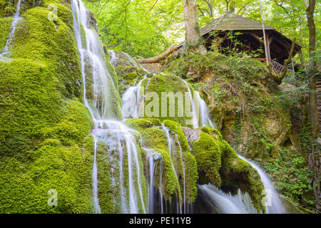 Schöne einzigartige Bigar Wasserfall in Rumänien am Rande der Straße durch die Berge carpatian Stockfoto