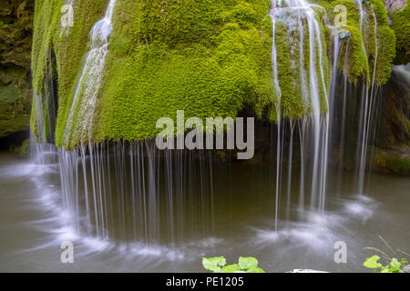 Schöne einzigartige Bigar Wasserfall in Rumänien am Rande der Straße durch die Berge carpatian Stockfoto