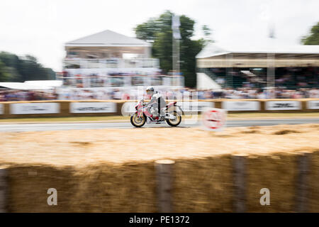 Ein Motorrad Rennen bis die Bergrennen am Goodwood Festival der Geschwindigkeit 2018. Stockfoto