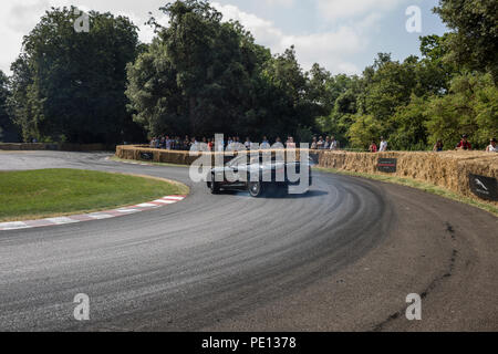 Ein Cabrio Jaguar Sportwagen spinnt seine Reifen, Erstellen von Rauch, auf einer Schiene am Goodwood Festival der Geschwindigkeit 2018. Stockfoto