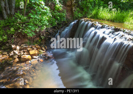 Wasserfälle von Ieriku Naturpark an der alten Wassermühle im Wald. Es ist ein Teil von Gauja Nationalpark, Lettland. Stockfoto