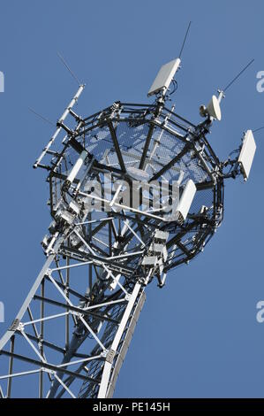 Top Telekommunikation Mast gegen den blauen Himmel Stockfoto