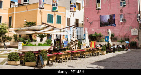 Algehro, 13-April-2018: Menschen auf Terrasse mit lapion Licht im Himmel in Alghero sitzen, die Lichter sind typische und traditio auf Sardinien Insel Stockfoto