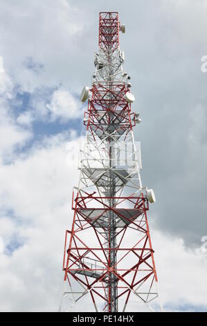 Kommunikation Zelle Turm gegen bewölkter Himmel Stockfoto