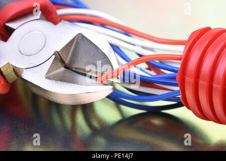 Zangen schneiden elektrische Leitungen closeup Stockfoto