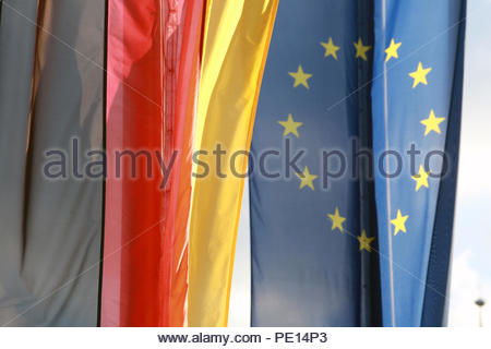 Die EU und die Deutsche Fahnen hängen, der Seite an Seite in Coburg, Deutschland Stockfoto