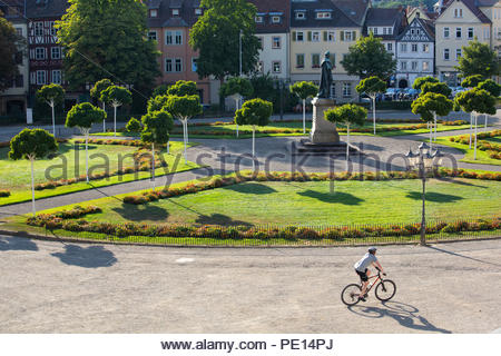 Ein Blick auf einen Abschnitt der Schlossplatz (Schlossplatz) im fränkischen Coburg, Deutschland an einem sonnigen Tag mit Schatten und einer Statue von Ernst I. Stockfoto