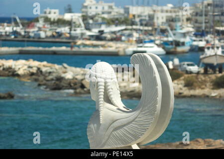 Historische Altstadt auf Naxos Insel Griechenland. Eine Marmorschnitzerei einer Sphinx. Blick auf den Hafen. Unscharfer Bokeh-Hintergrund. Speicherplatz kopieren. Stockfoto