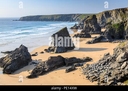 Bedruthan Steps an der Nordküste von Cornwall. Die Flut ist und die Felsen können auf dem Sand gesehen werden. Stockfoto