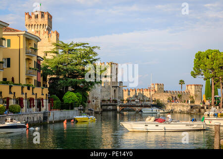 Der historischen Kurstadt Sirmione ist eine der Schönsten am Gardasee. Das alte Fort oder das Castello ist umgeben von Wasser Stockfoto